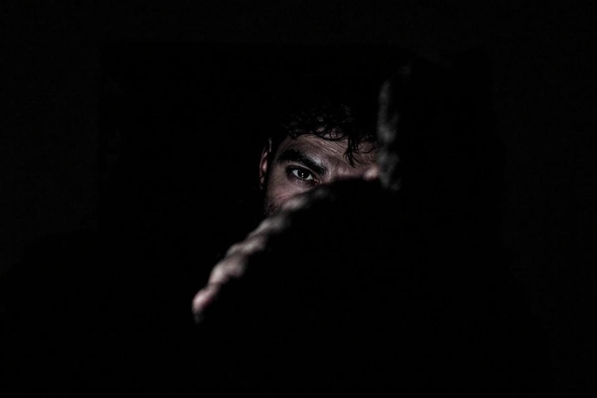 Les personnes qui fuient le regard ont souvent traversé ces 6 événements marquants durant leur enfance