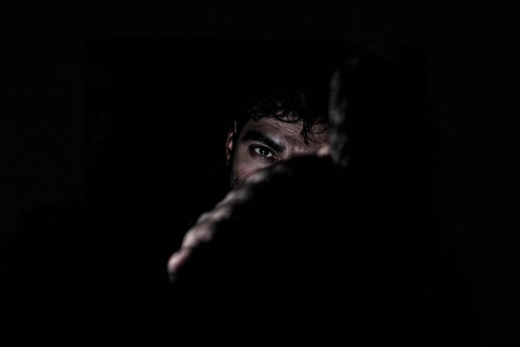 Les personnes qui fuient le regard ont souvent traversé ces 6 événements marquants durant leur enfance